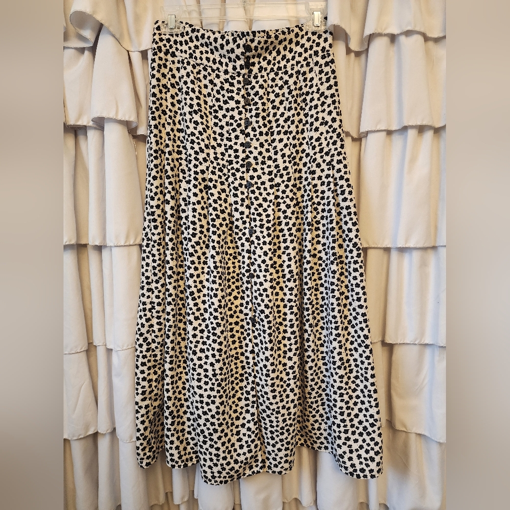 Women's H&M Maxi Skirt with Button Detail and Side Zipper Closure Size Four